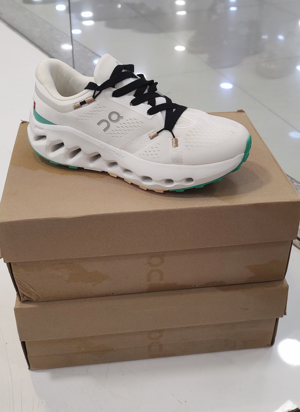 کتونی on running برند QC